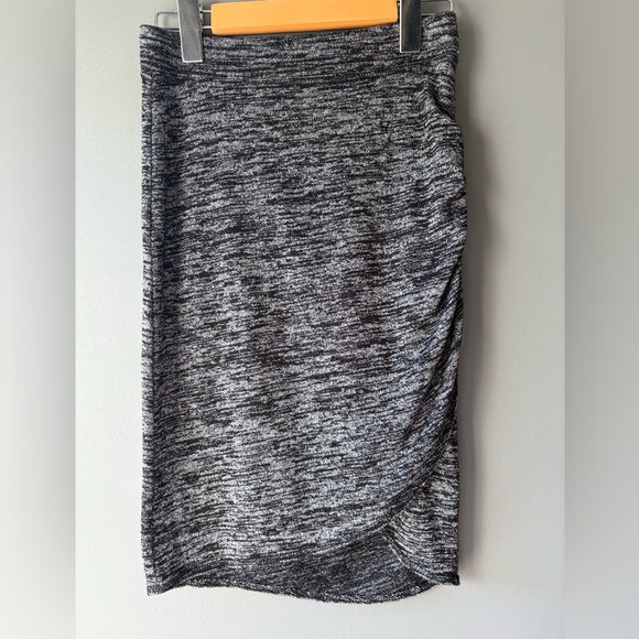 Wilfred free by Aritzia, size XXS, Tyra faux ruched wrap body con skirt, stretch - Picture 2 of 8